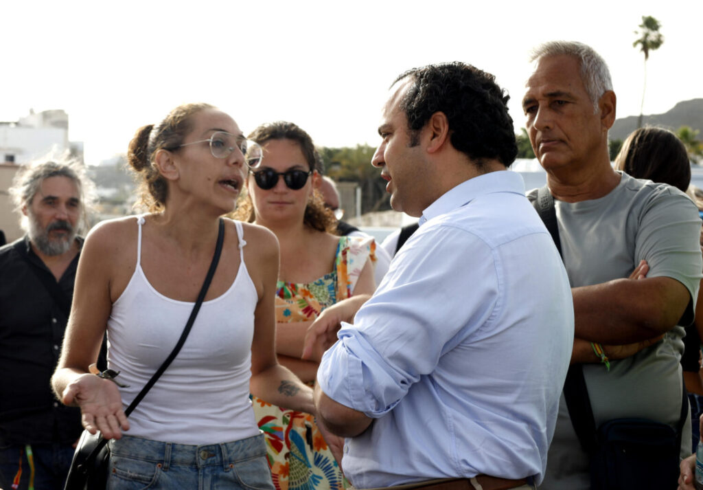 Vox reúne a medio centenar de personas en La Isleta para pedir la expulsión de inmigrantes