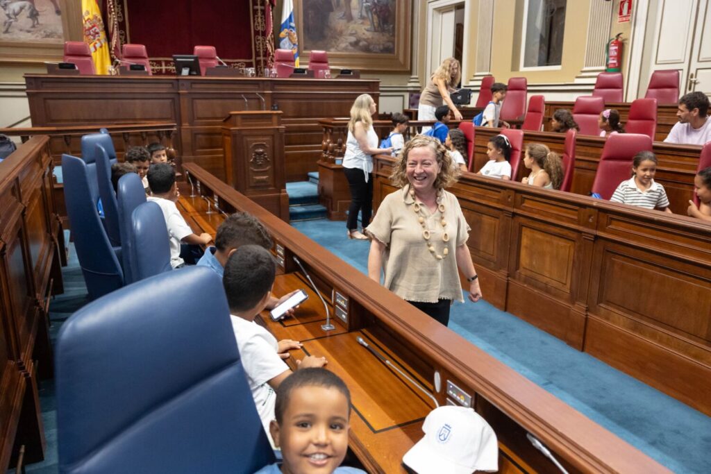 Los niños del proyecto ‘Vacaciones en Paz 2025’ visitan el Parlamento.