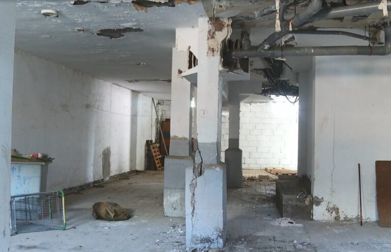 Vecinos de un edificio de Jinámar denuncian su deterioro y piden soluciones