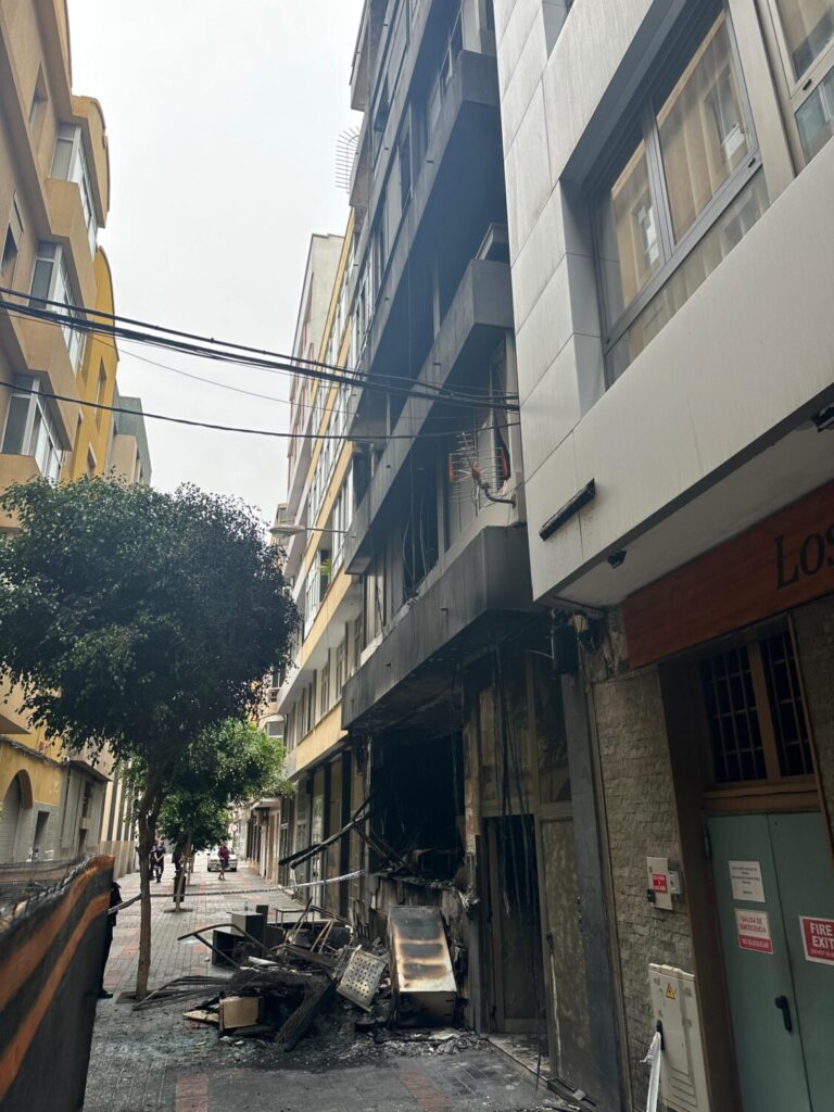 Enseres incendiados en la entrada del edificio de Las Palmas de Gran Canaria / Helena Diez / RTVC