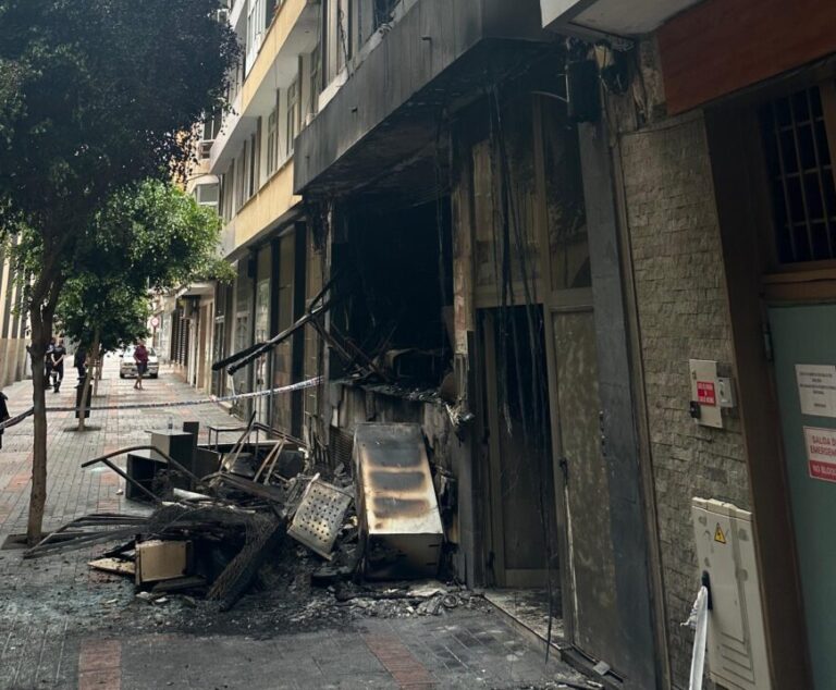 Doce personas afectadas, una de ellas grave, en el incendio de un edificio de Las Palmas de Gran Canaria