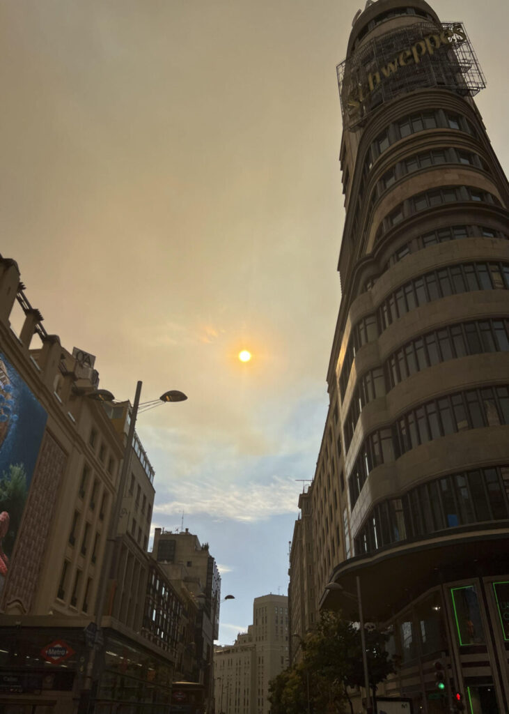 Vecinos de Madrid se ven sorprendidos por el humo de un incendio forestal en Méntrida (Toledo)