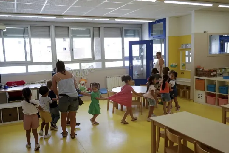 La caída de la natalidad reduce drásticamente el alumnado de Infantil en España y afecta especialmente a la escuela pública