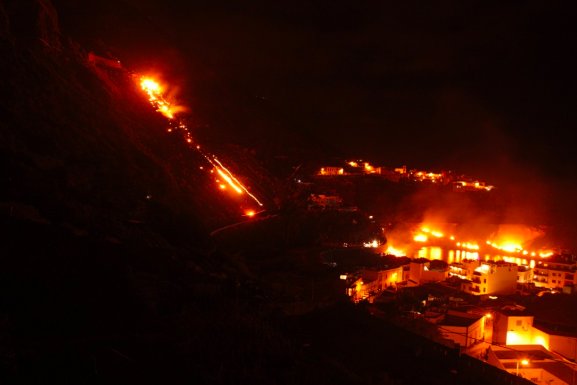Los Fuegos del Risco y las bolas de fuego se realizan cada cinco años con motivo de las fiestas lustrales de Garachico / Archivo Ayuntamiento de Garachico
