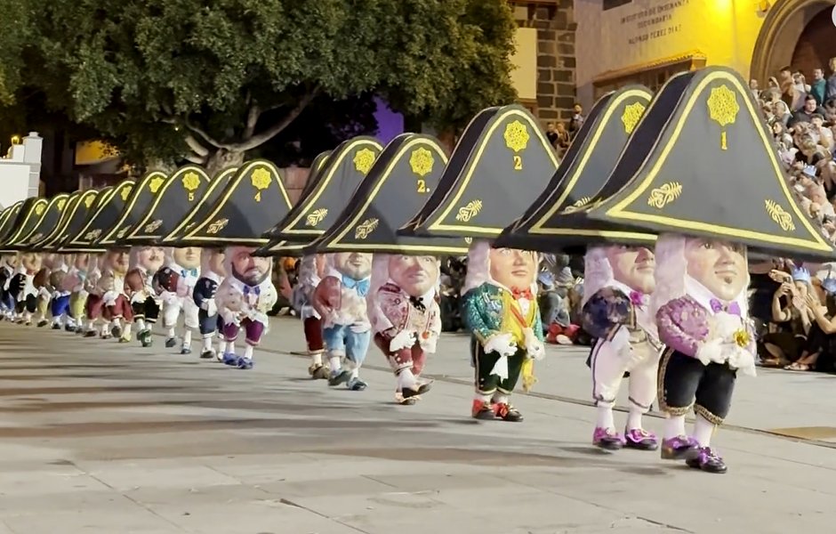 Los Enanos han danzado por última vez ante la Virgen de las Nieves y miles de personas que han acudido a ver esta despedida