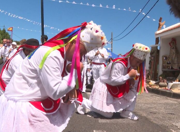 Los bailarines de El Hierro celebran la llegada de la Virgen de los Reyes al Mocanal al ritmo de pitos, chácaras y tambores