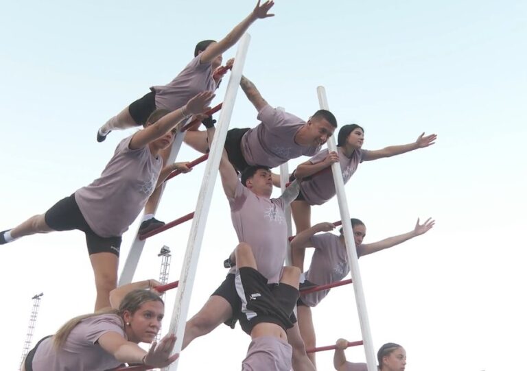 Los acróbatas preparan el espectáculo del 9 de julio