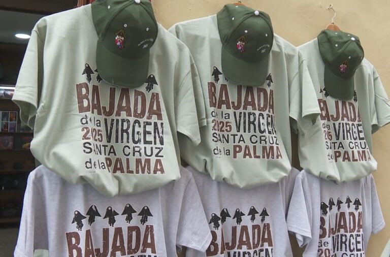 Las ventas de souvenirs se disparan por la Bajada de la Virgen de las Nieves