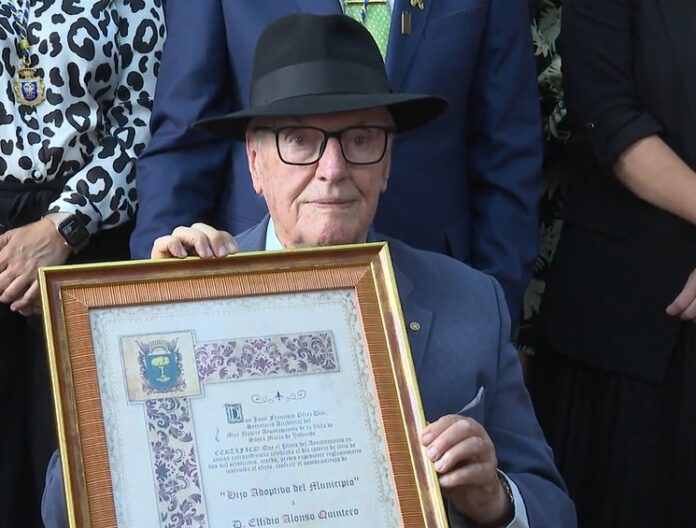 El fundador y director de Los Sabandeños recibe la distinción honorífica de Hijo adoptivo de Valverde por su trayectoria cultural, política y periodística