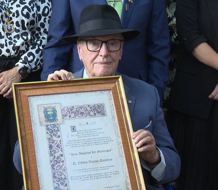 El fundador y director de Los Sabandeños recibe la distinción honorífica de Hijo Adoptivo de Valverde por su trayectoria cultural, política y periodística