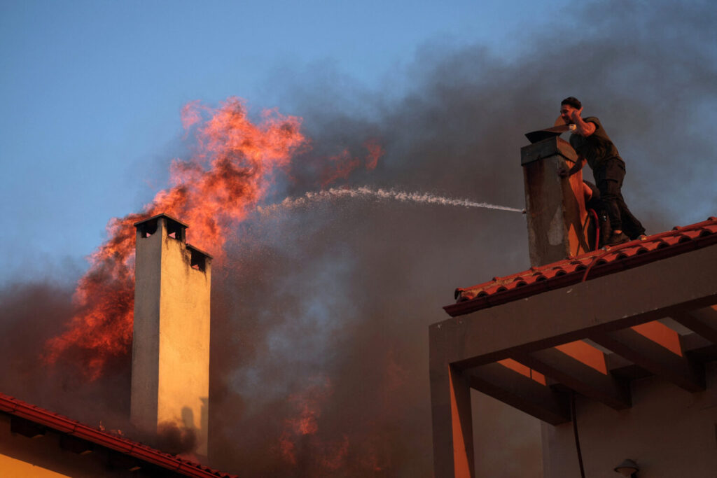 Algunas viviendas que se encuentran en los alrededores de Atenas se han visto afectadas por los incendios forestales / REUTERS/Alkis Konstantinidis 