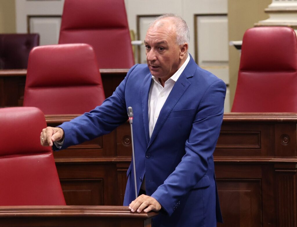 La consejera Asián señala que el gravamen al combustible es una medida voluntaria para los cabildos