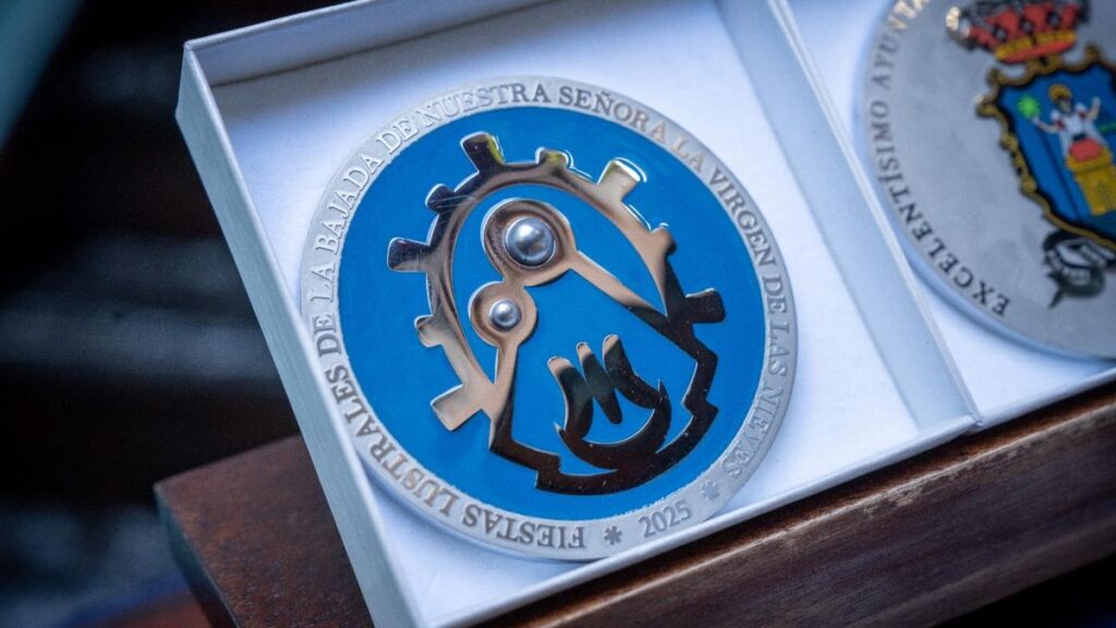 medalla conmemorativa de la Bajada de la Virgen de las Nieves 2025 