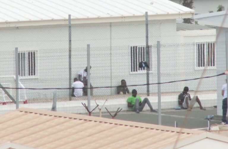 Habla uno de los primeros menores trasladados al ‘Canarias 50’: «No me quiero ir»