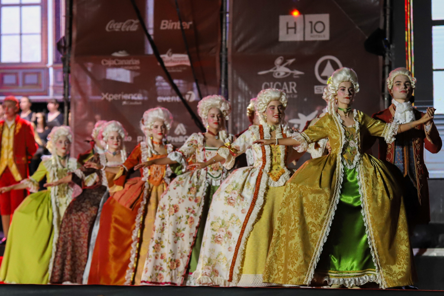 SANTA CRUZ DE LA PALMA 08/07/2025.- Un momento del Festival del Siglo XVIII, conocido como el Minué, que se ha celebrado hoy martes en Santa Cruz de La Palma y que forma parte del protocolo de recibimiento de las Fiestas Lustrales de la Bajada de la Virgen de Las Nieves. EFE / LUIS G MORERA.