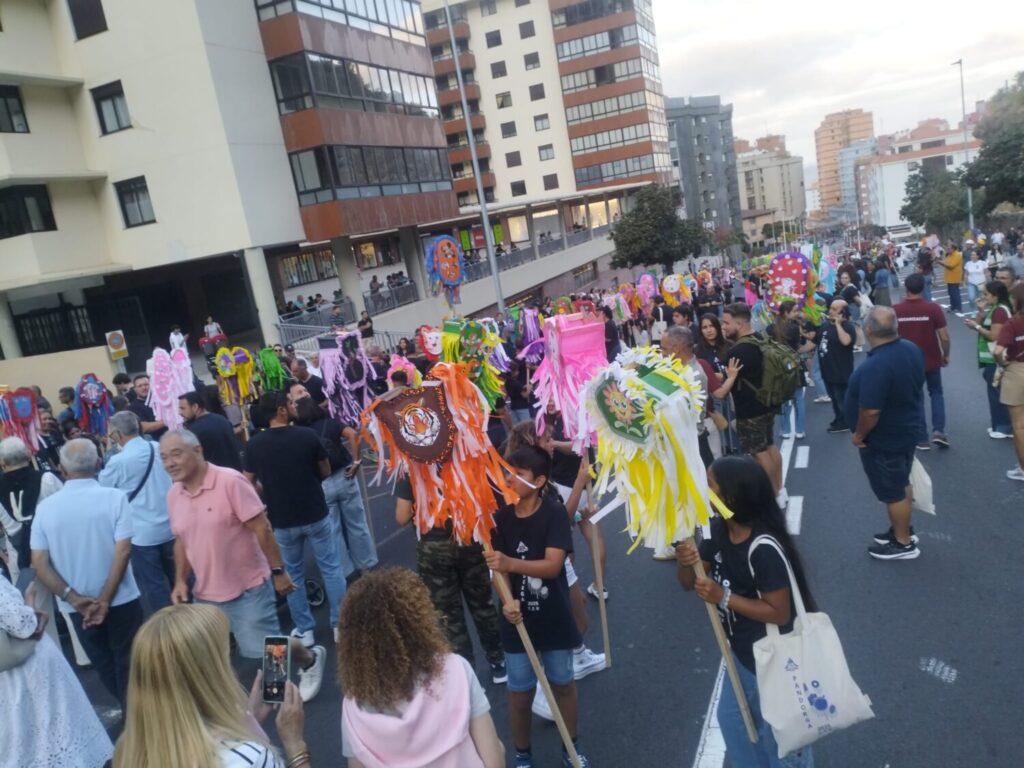 Casi un millar de farolillos desfilaron en La Pandorga con motivo de la Bajada de la Virgen de las Nieves en La Palma / Laura Ramírez / RTVC