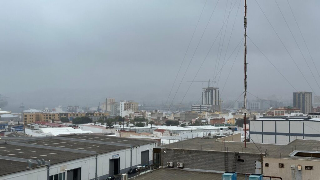 En algunos municipios de Canarias ha sorprendido la lluvia y la niebla dejando unas temperaturas más frescas en pleno verano