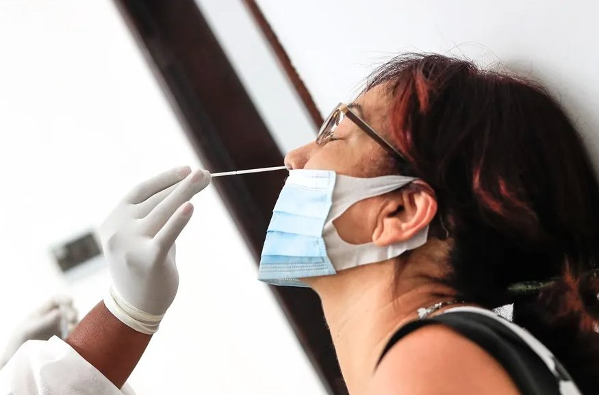 Aumentan los casos de la nueva variante de covid-19 este verano