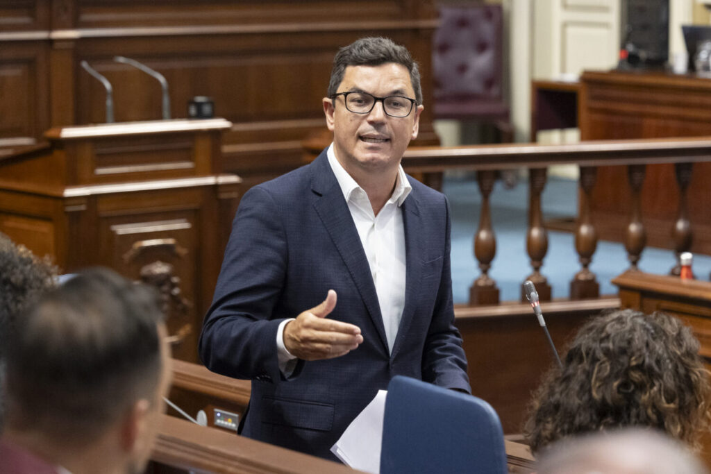 La consejera Asián señala que el gravamen al combustible es una medida voluntaria para los cabildos