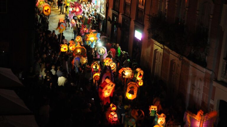 ‘La pandorga, iluminando la tradición’, un desfile de luz en la noche de la Bajada