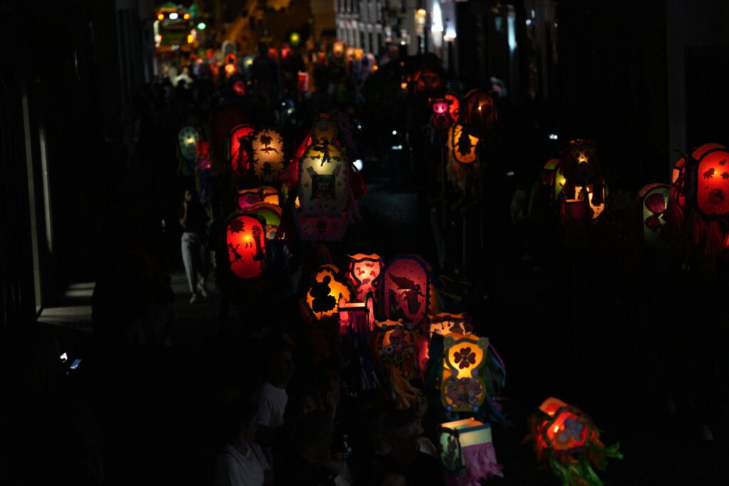 Un millar de farolillos se iluminaron con esta tradición que marca el inicio de la Semana Grande de la Bajada de la Virgen de las Nieves / Ayto. S/C de La Palma