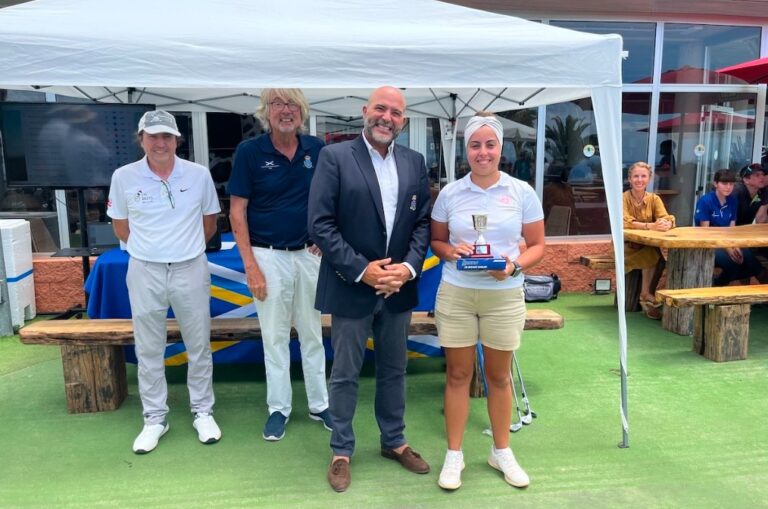¡Swing de leyenda! La golfista María Velázquez celebra su victoria en ‘Par4’
