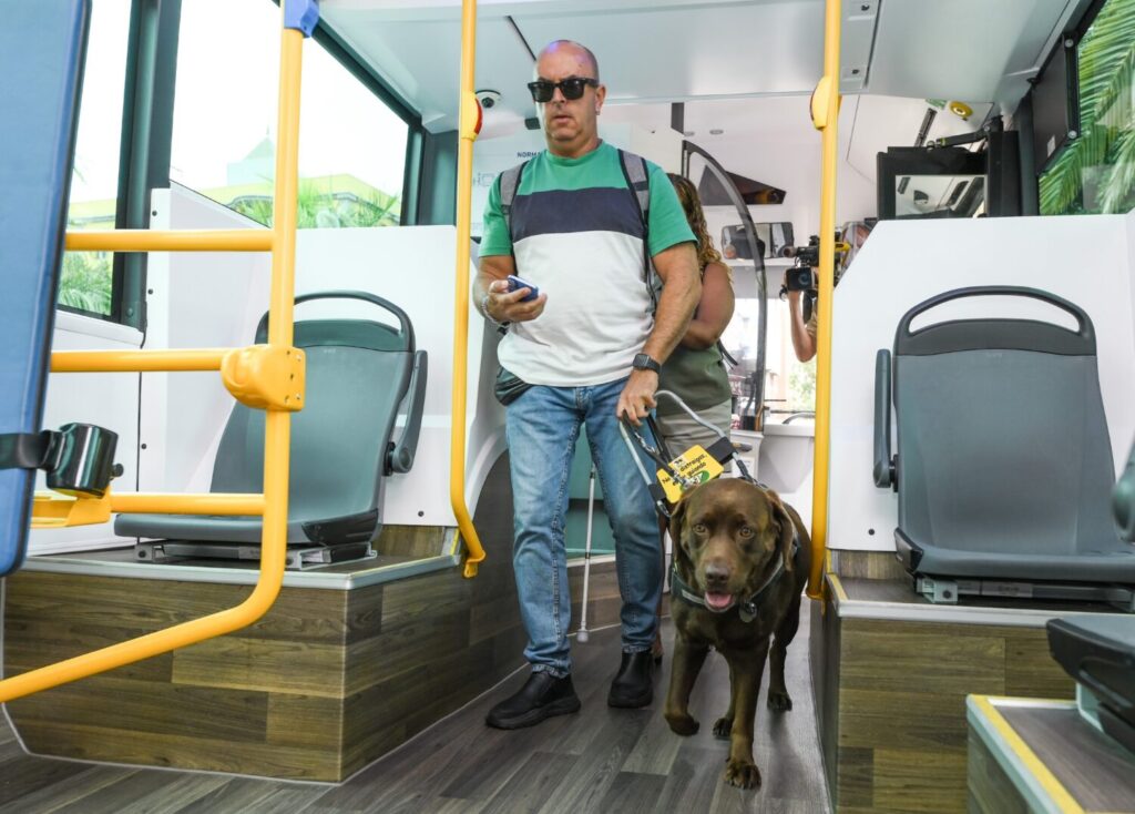 Perros de asistencia en las guaguas municipales mejoran la accesibilidad a personas con discapacidad