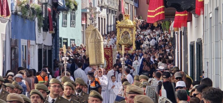 La Virgen de las Nieves descansa en El Salvador tras un día histórico en Santa Cruz de La Palma