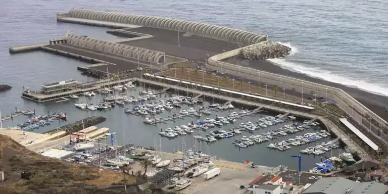 Grave un joven tras sufrir una apnea durante un accidente deportivo en el muelle de Tazacorte