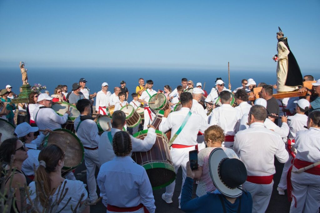 El reencuentro de san Juan y san Telmo marca el final de las subidas de los santos de la costa a Valverde / Cabildo El Hierro 
