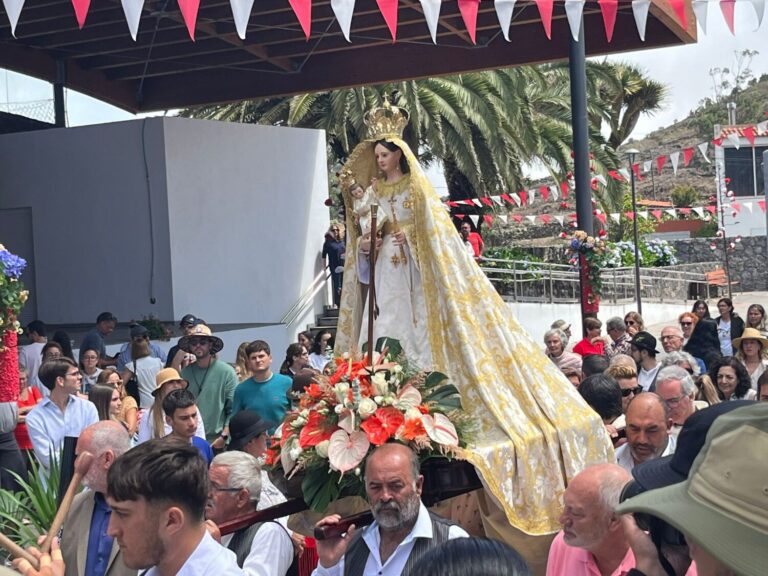San Andrés agasaja a la Virgen de los Reyes