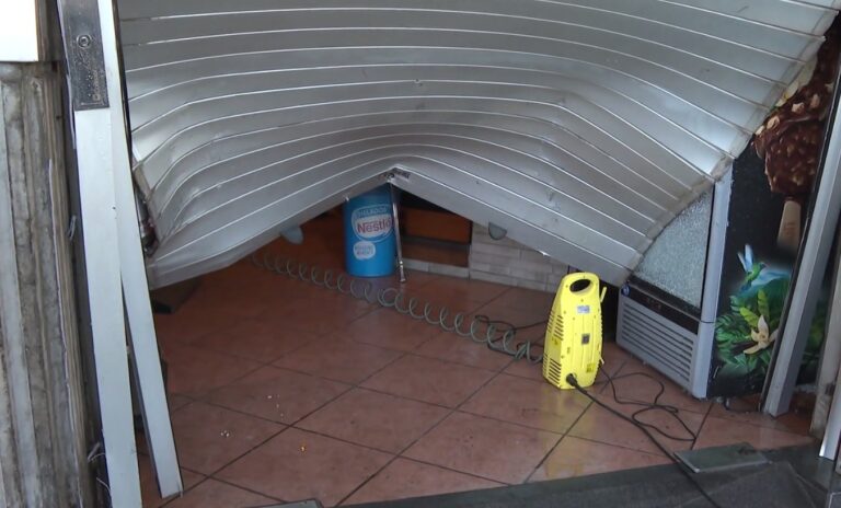 Robo en La Orotava: empotran un coche y se llevan el dinero en efectivo de un bar