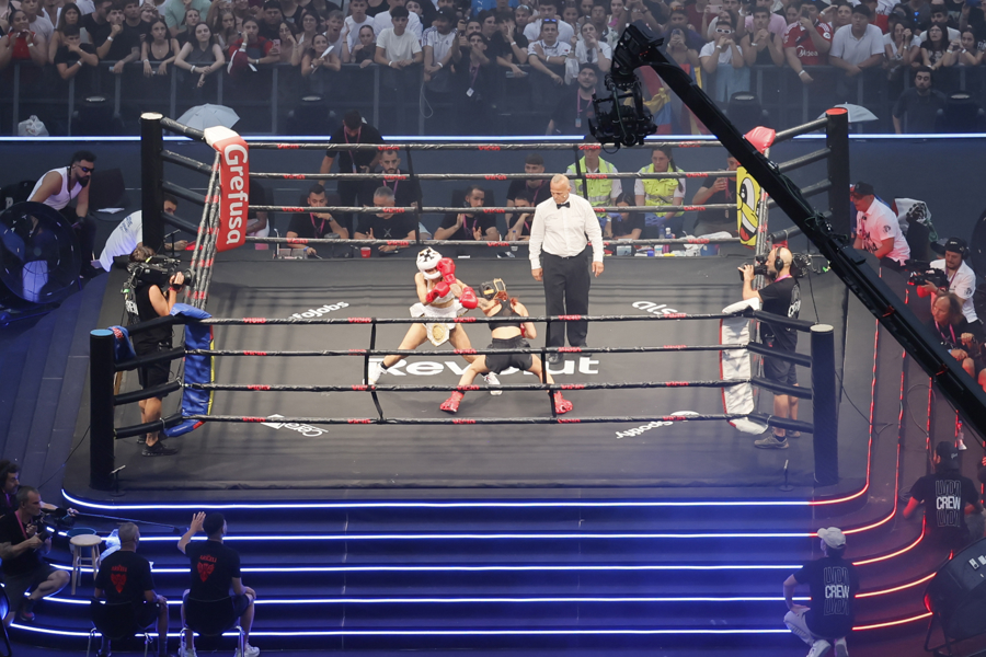 Las creadoras de contenido Alana y Ari Geli en su pelea este sábado, durante la Velada de laño V organizada por el creador de contenido Ibai Llanos, en el Estadio La Cartuja de Sevilla. EFE/ Jose Manuel Vidal