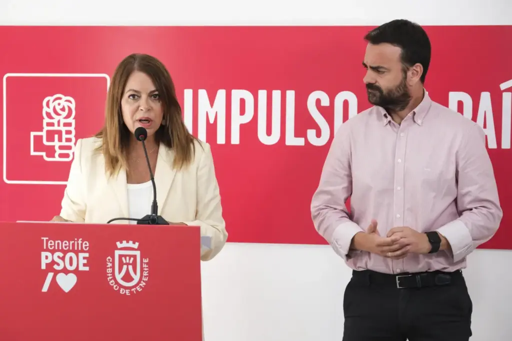 La secretaria general del PSOE de Tenerife, Tamara Raya (i), y el portavoz del grupo socialista en el Cabildo de la isla, Aarón Afonso (d), ha valorado este jueves en rueda de prensa los dos años de gestión de Coalición Canaria y el PP al frente de la corporación. EFE/Alberto Valdés
