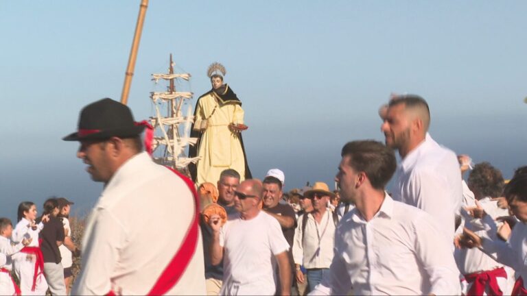 Arranque de la Semana Grande de la Bajada de El Hierro con la subida de los santos a Valverde