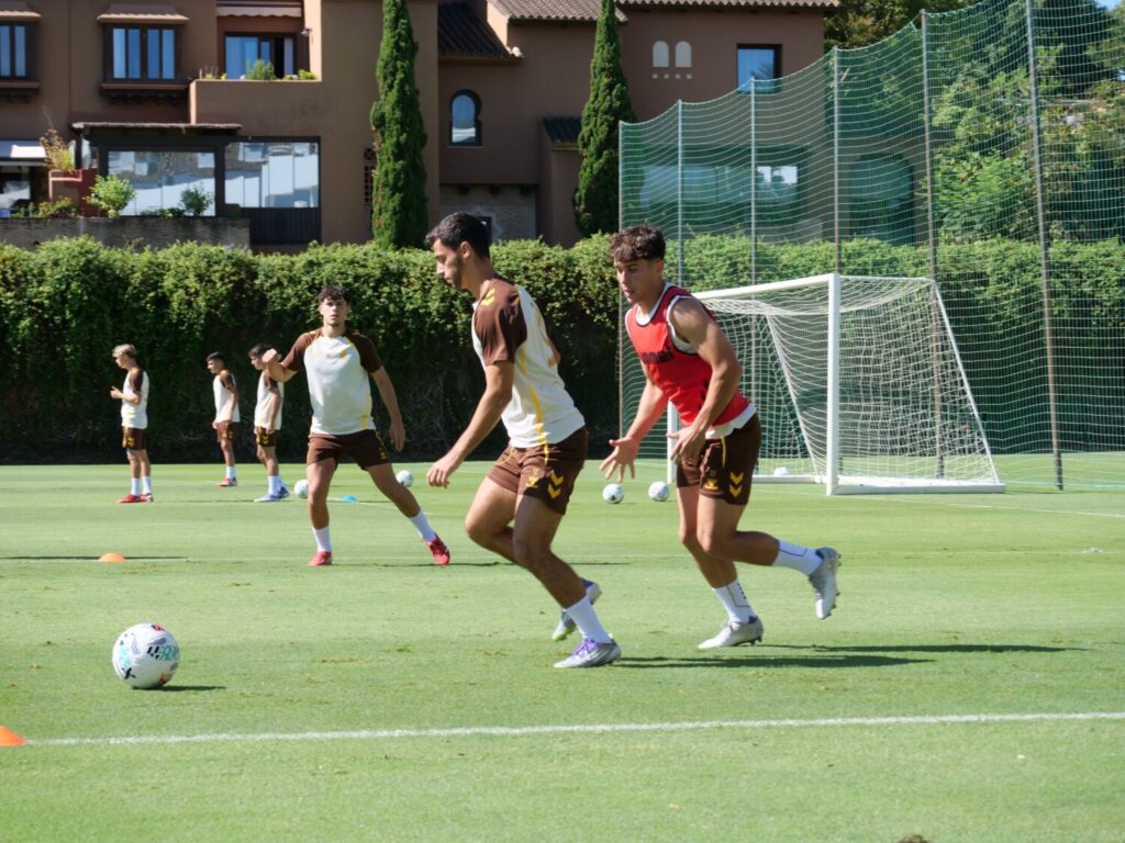 La UD Las Palmas continúa con los entrenamientos previos al arranque de la competición oficial en el Marbella Football Center / UD Las Palmas