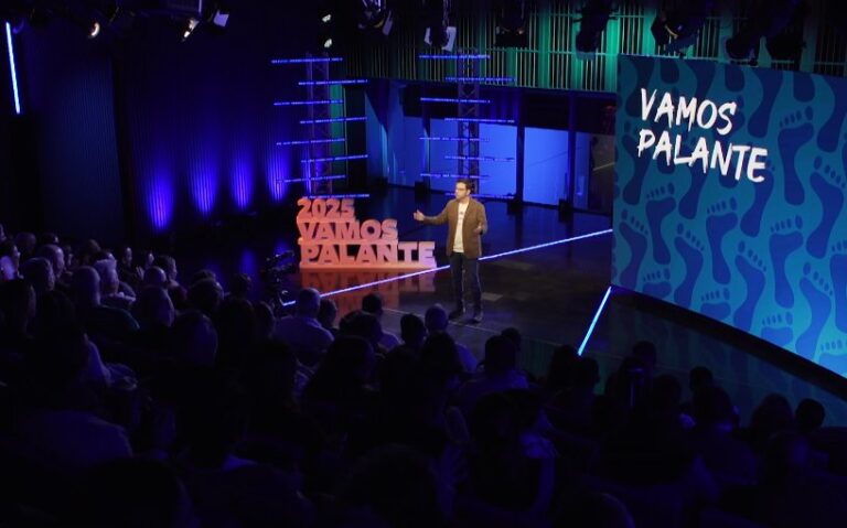 Darío López protagoniza una noche de humor navideño en pleno verano