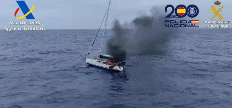 Narcotraficantes queman un velero con cocaína a 92 kilómetros de Tenerife