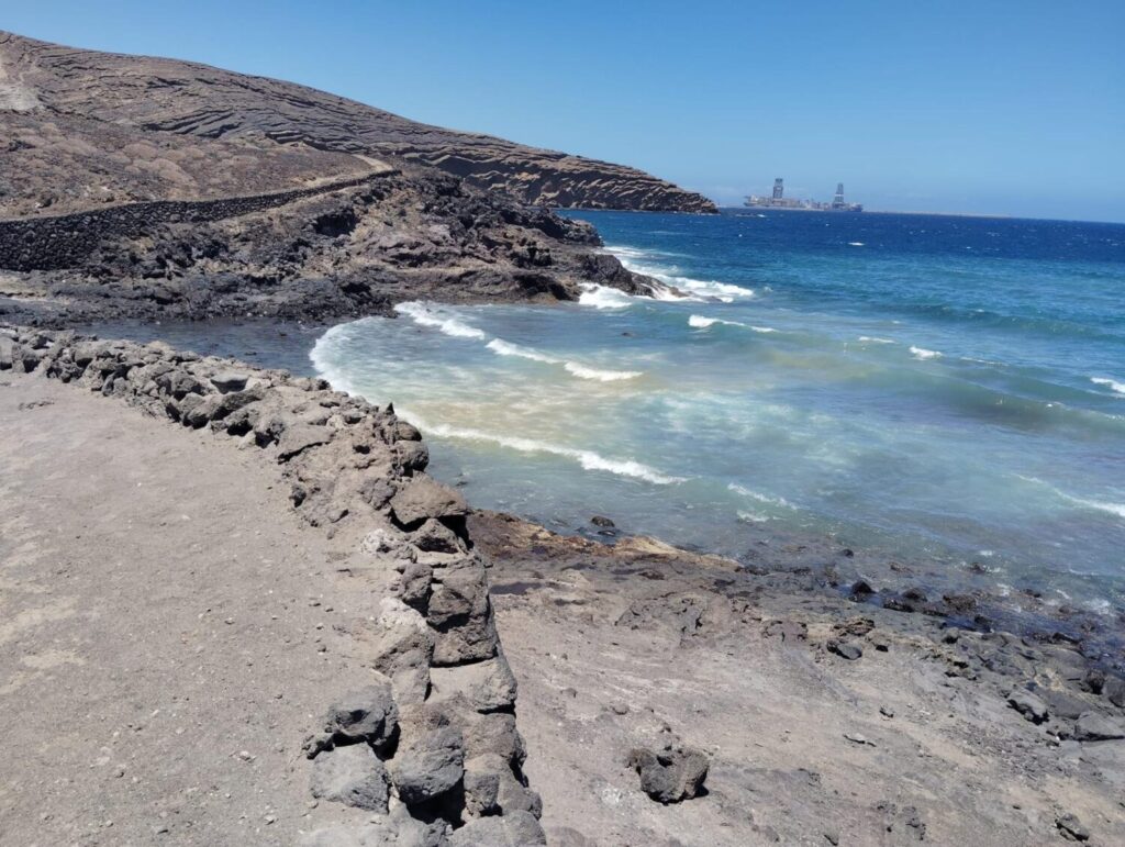 El vertido se localizaba en la tarde de este domingo en la playa de La Batata en Granadilla de Abona / Redes Sociales 