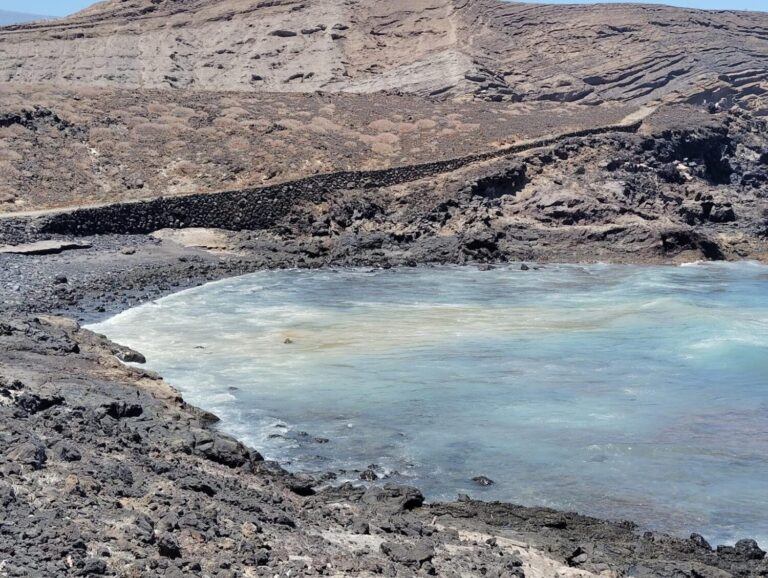 Cierre de las playas de La Jaquita y La Batata en El Médano por vertidos