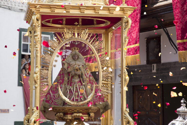 Miles de fieles visitan a la Virgen de las Nieves en Santa Cruz de La Palma