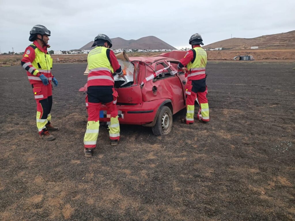 Un vehículo vuelca y deja a una persona atrapada en Lanzarote
