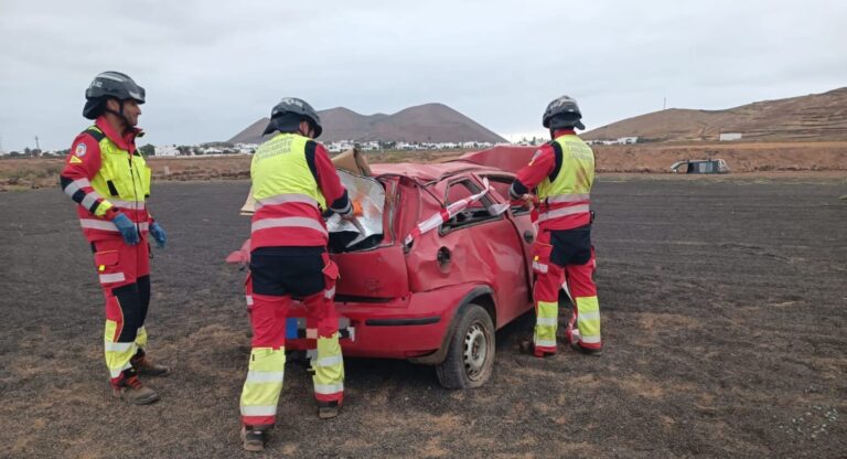 Un vehículo vuelca y deja a una persona atrapada en Lanzarote