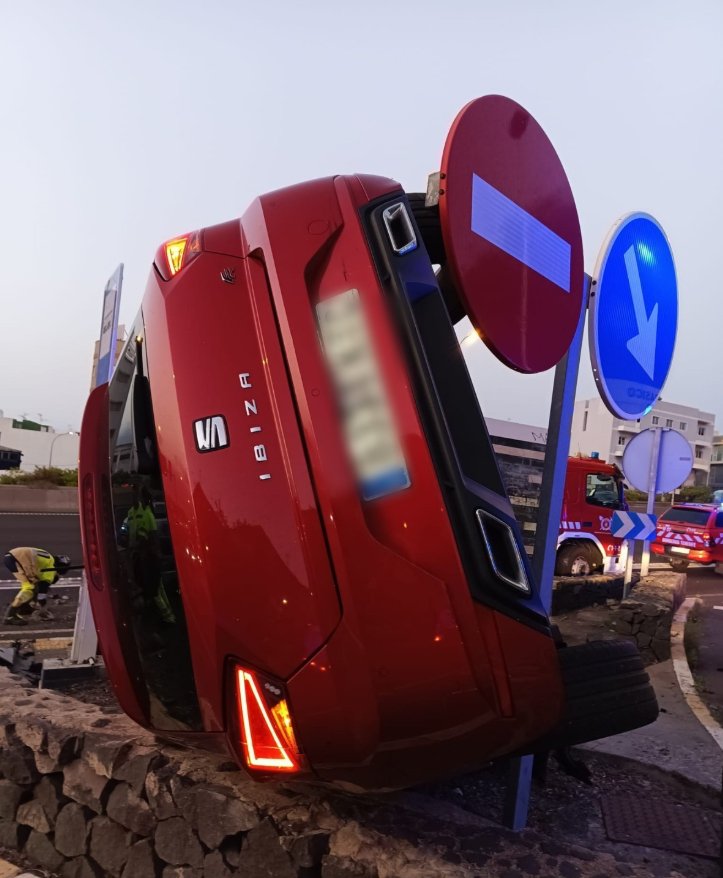 Una mujer herida tras el vuelco de un vehículo en Tenerife