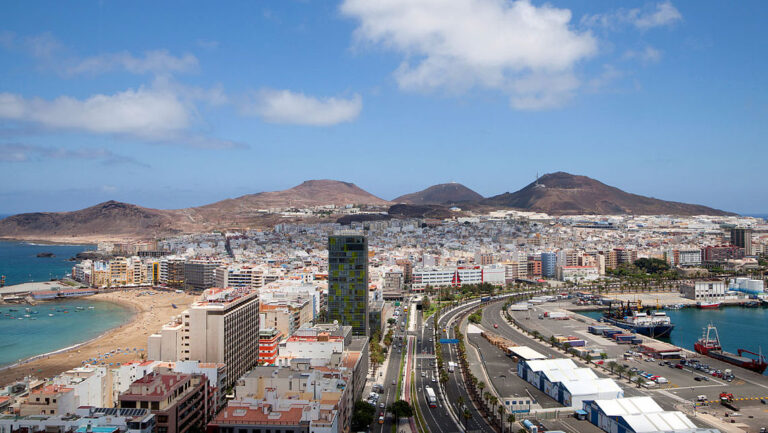 Un motorista de 30 años herido de carácter moderado tras colisión en Las Palmas de Gran Canaria