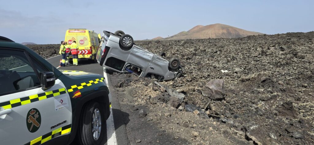 Una furgoneta vuelca tras salirse de la carretera del Parque Nacional de Timanfaya en Lanzarote