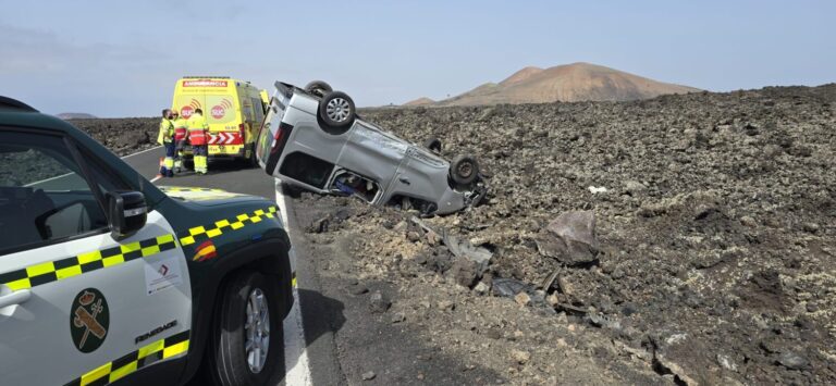 Una furgoneta vuelca tras salirse de la carretera del Parque Nacional de Timanfaya, en Lanzarote