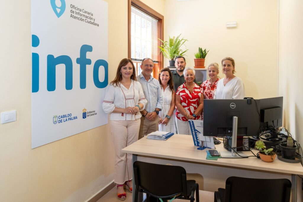 La consejera Nieves Lady Barreto, junto al presidente del Cabildo Sergio Rodríguez y la alcaldesa Yaiza Cáceres, durante la inauguración de la nueva oficina de atención ciudadana en Tijarafe.