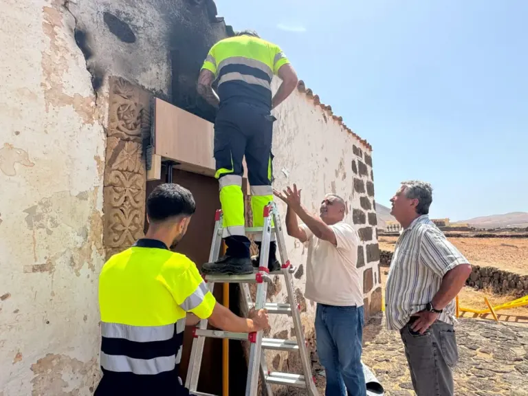 La Oliva actúa tras el incendio para proteger la ermita de Puerto Escondido