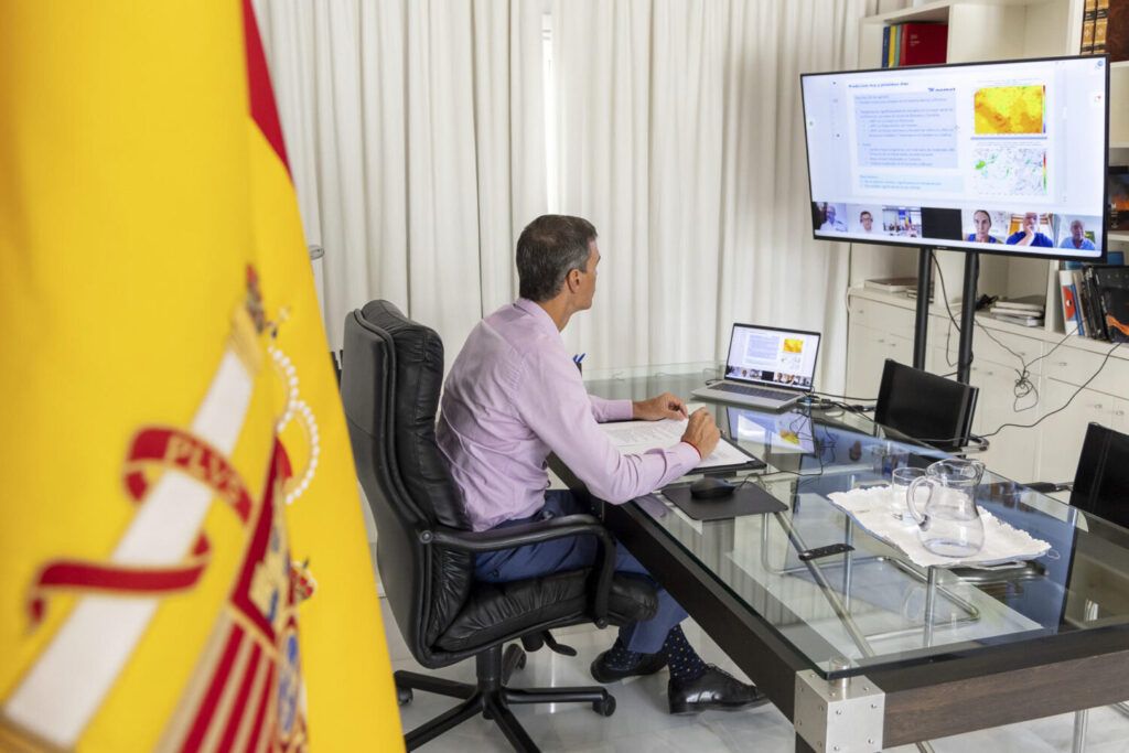 Madrid, 15/08/2025.- El presidente del Gobierno, Pedro Sánchez, preside por videoconferencia la reunión del Comité Estatal de Coordinación y Dirección del Plan Estatal de Emergencias (CECOD) para abordar la evolución de los incendios que asolan zonas del país como Galicia, Asturias, Castilla y León o Extremadura.